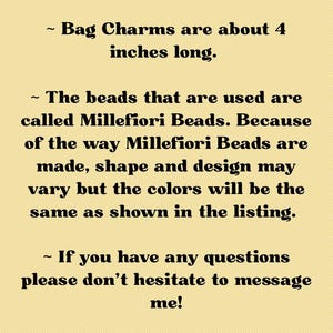 Pu&ograve; includere: Testo su sfondo beige: "Descrizione del ciondolo per borsa". I ciondoli per borsa sono lunghi circa 10 cm e sono realizzati con perline Millefiori. Incoraggia le domande e ringrazia i clienti per il loro supporto.