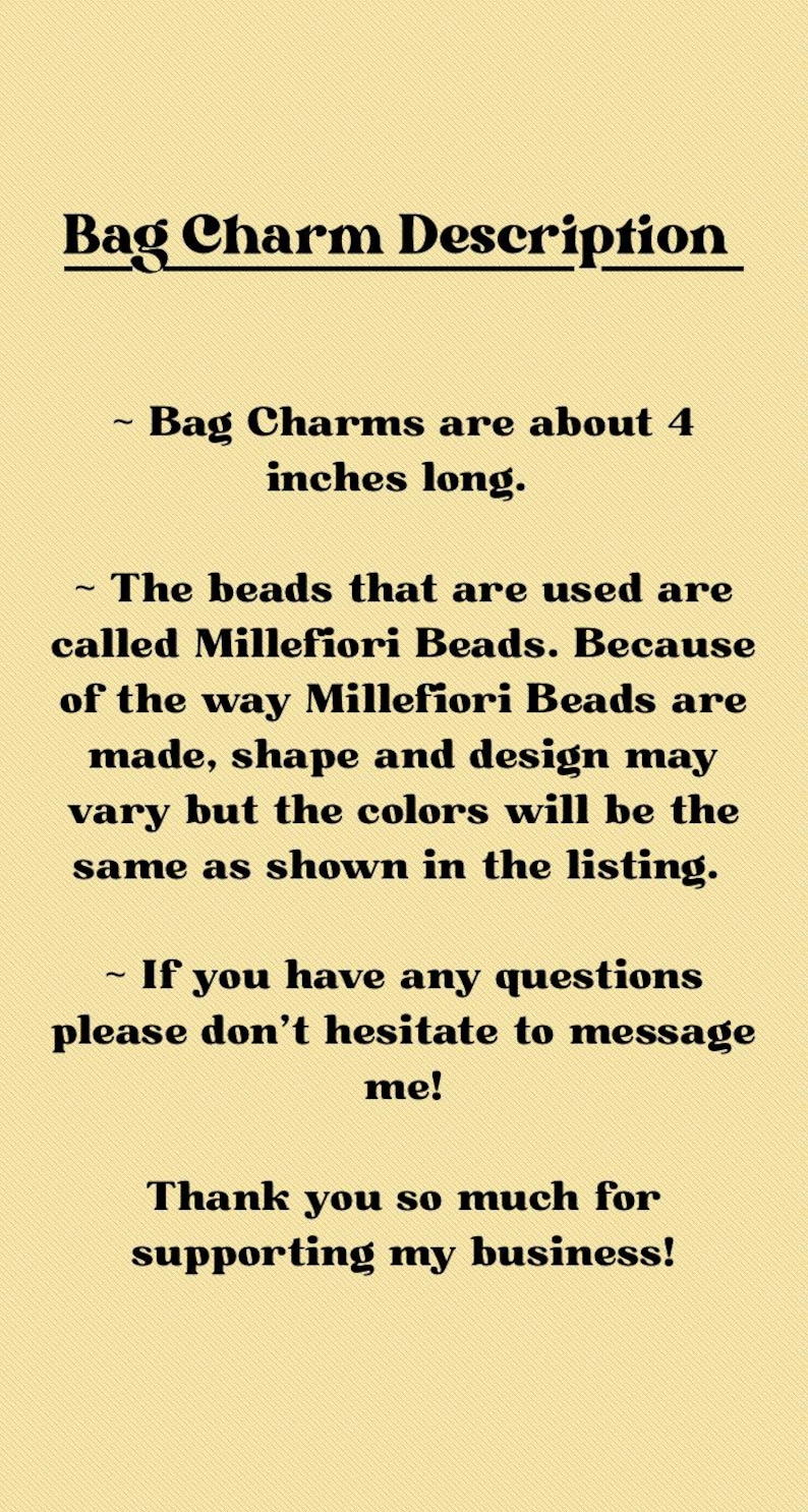 Pu&ograve; includere: Testo su sfondo beige: "Descrizione del ciondolo per borsa". I ciondoli per borsa sono lunghi circa 10 cm e sono realizzati con perline Millefiori. Incoraggia le domande e ringrazia i clienti per il loro supporto.