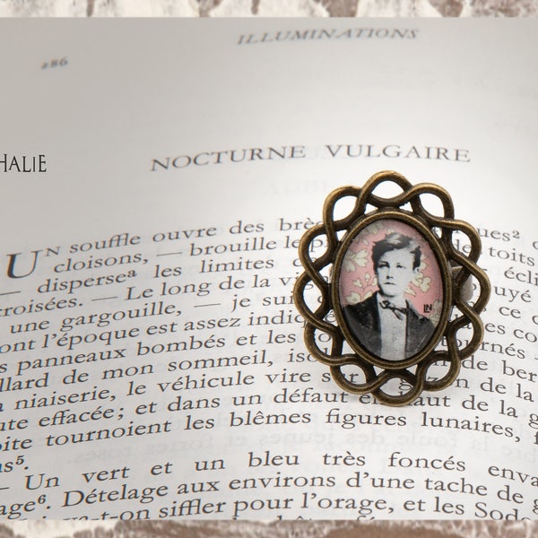 Bague bronze ovale Arthur RIMBAUD bijou littéraire Rose fond liberty cabochon Collection les illuminations poème "NOCTURNE VULGAIRE"