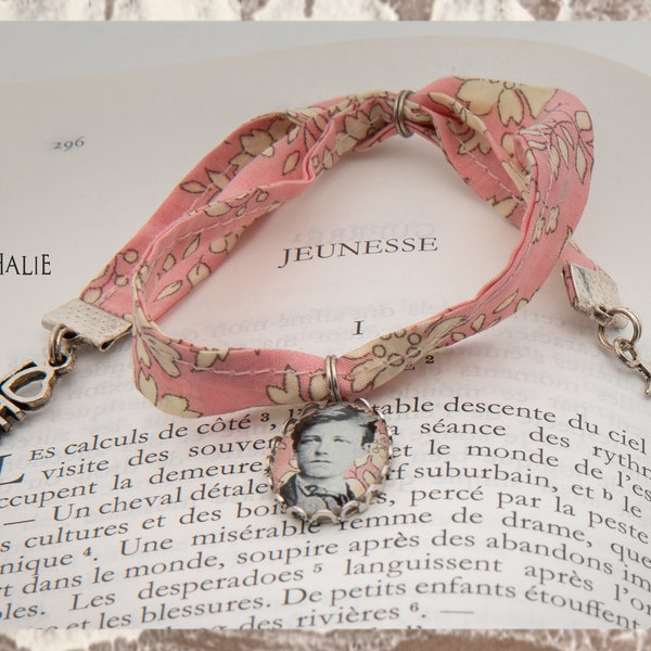 Bracelet en tissu liberty Arthur RIMBAUD bijou littéraire Rose fond cabochon argent Collection les illuminations poème "JEUNESSE"