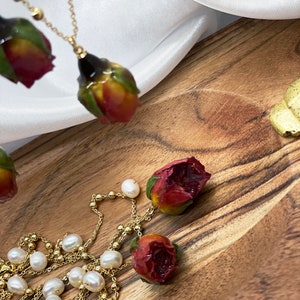 Elegant Vintage Style Necklace with Real Dried Rose and Natural Pearl