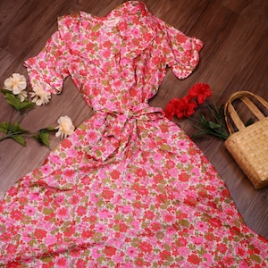 Vintage 40s Silk Satin Robe by Windsor Robes, Gorgeous Bright Floral Print w/ Pockets & Waist Belt – 1940s Housecoat Gown | Small/Medium