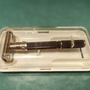Vintage 1970 Gillette Black Beauty Super 109 - Adjustable Safety Razor with Original Case + Bonus Razors!
