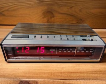 Radio despertador Realistic Chronomatic-257 de los años 80 (en funcionamiento).