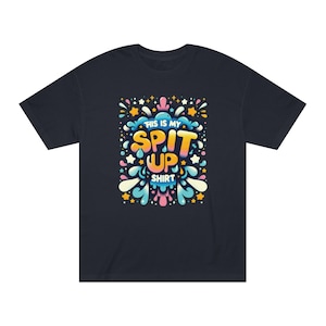 Puede incluir: Una camiseta azul marino con un diseño gráfico colorido que dice "This is my Spit Up Shirt".