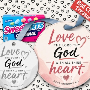 Può includere: Due etichette regalo rotonde con il testo "Ama il Signore tuo Dio con tutto il tuo cuore" e una scatola di caramelle SweeTARTS. Un'etichetta è bianca con testo grigio, l'altra è rosa con testo rosso.