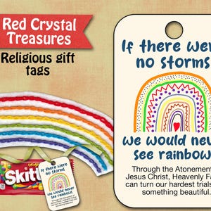 以下が含まれることがあります： Red Crystal Treasuresの宗教的なギフトタグ。タグには、「嵐がなければ、虹を見ることはないだろう」というテキストが入った虹のデザインが施されています。 Skittlesのキャンディーパックも含まれています。