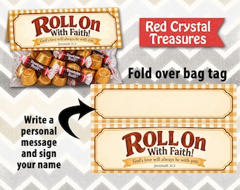 Puede incluir: Una bolsa de plástico transparente llena de caramelos Tootsie Roll envueltos en dorado, con una etiqueta plegable a cuadros beige y blancos que incluye el texto "ROLL ON With Faith! God's love will always be with you. Jeremiah 31:3".