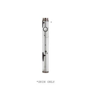 Może przedstawiać: Srebrna naklejka na długopis vape z czarnymi gwiazdami i geometrycznymi wzorami. Tekst "*SKIN ONLY" jest wydrukowany na dole obrazu. Długopis ma przycisk i mały okrągły wzór.