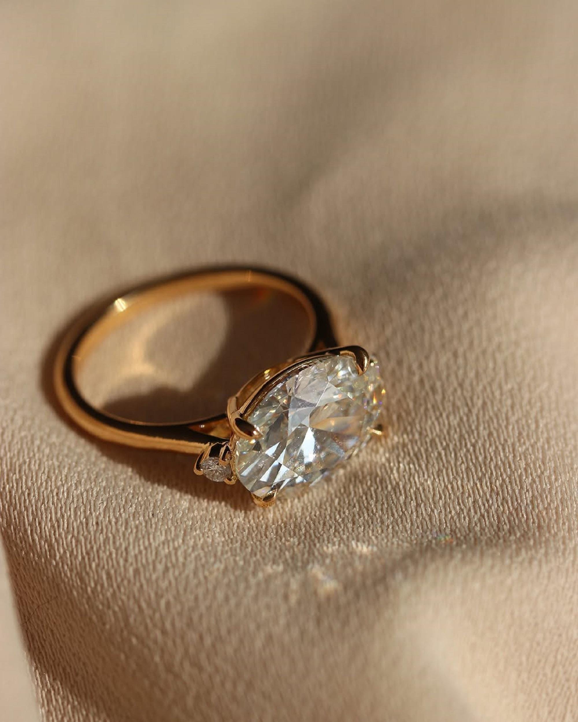 Bague en moissanite ovale est-ouest de 3,0 carats, bague de mariée en or jaune massif 14 carats, côtés ronds de 1,8 mm, bague de proposition/cadeau