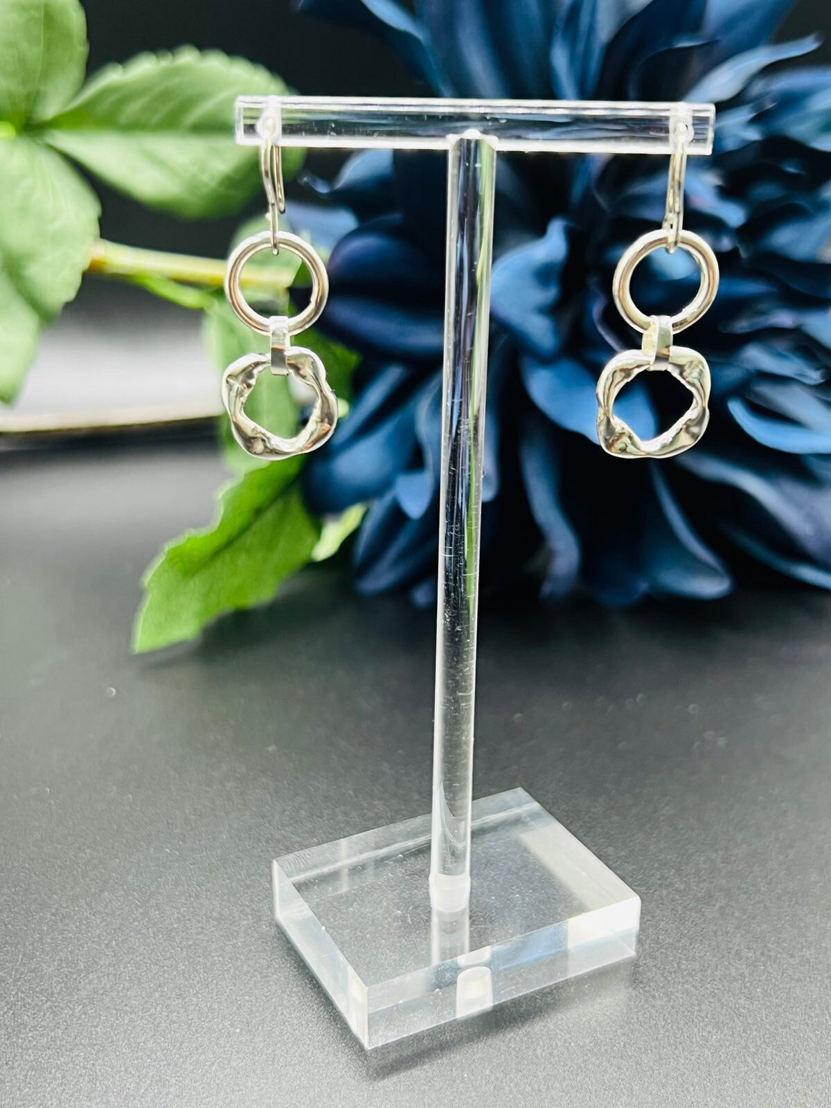 STRONG IRIS EARRINGS ours