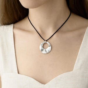 サークルプロテクションネックレス、ミニマリストペンダント、ユニセックスコードジュエリー、女性と男性への毎日のギフト