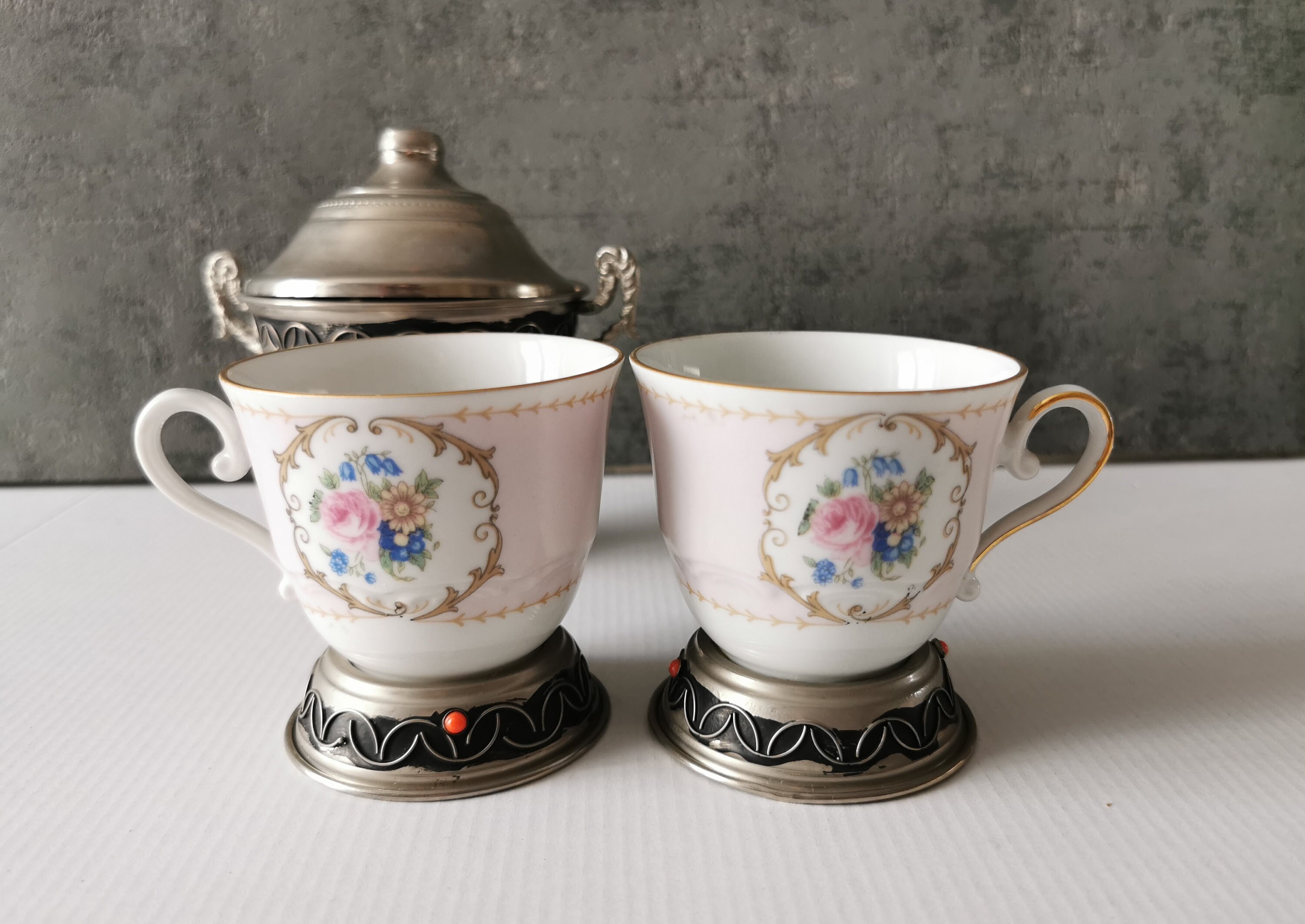 Couple Tasses Fine Porcelaine