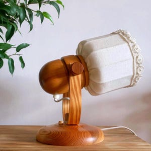 Zweedse houten wandlamp: grote blaker uit het midden van de eeuw met kanten kap