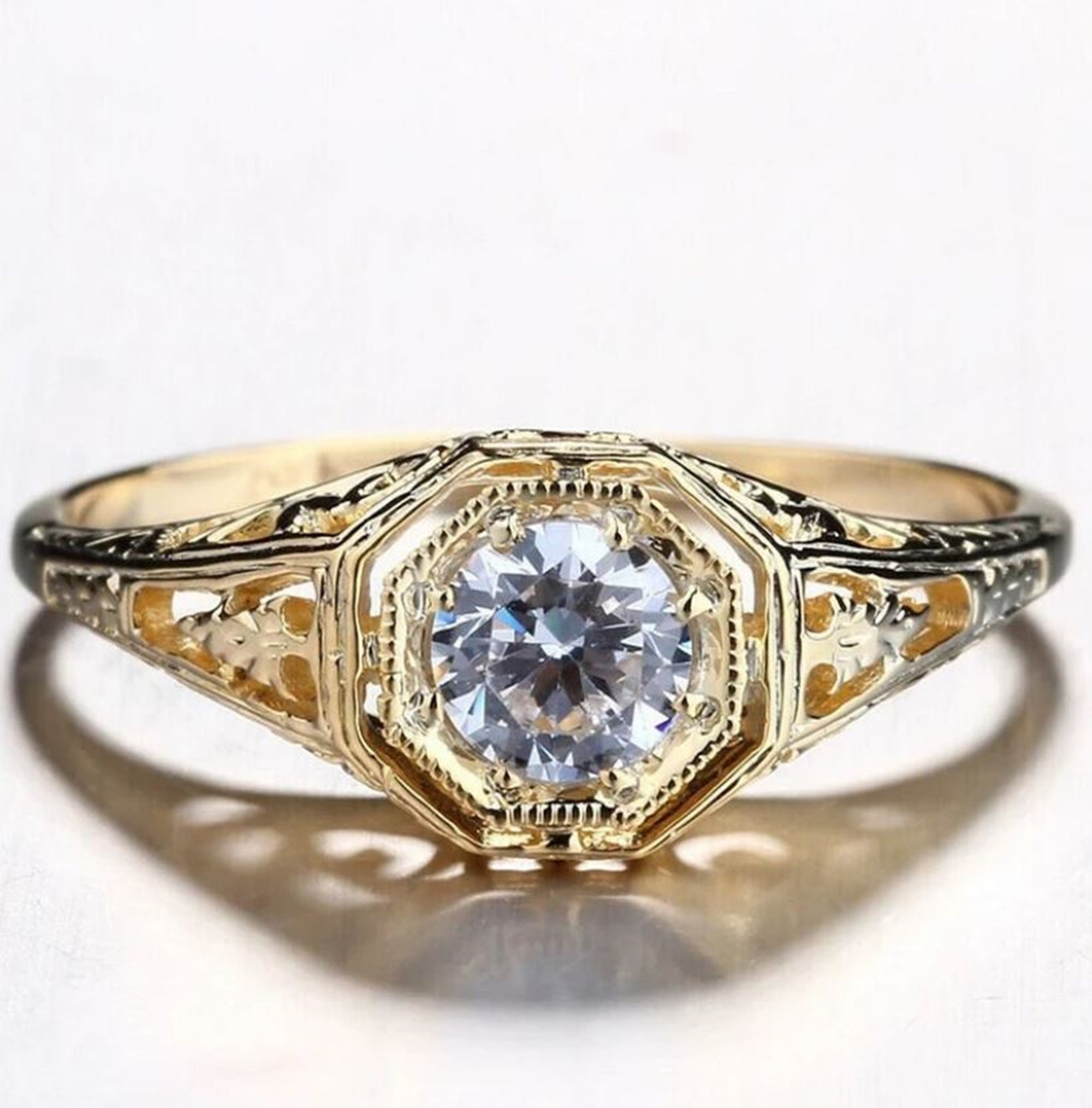 Solitär Art-Deco-inspirierter Ring, 5-mm-Moissanit-Diamantring im Rundschliff, filigraner Ring aus 14K Gelbgold, antiker minimalistischer Ring für Frauen