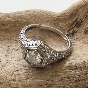 Anillo de solitario de filigrana antigua, anillo de diamantes de moissanita de talla redonda, anillo con diseño floral Art Deco, anillo de aspecto vintage, regalo de aniversario