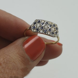 Etwa 1920er Antiker geometrischer Art Deco-Ring, Vintage-Ring mit blauem Dreieck und rundem Diamant im Rundschliff, Saphir 18K Gold Minimalist Retro Ring,