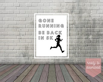 Op de afbeelding: Een wit bord met zwarte tekst die "Gone Running Be Back in 5k" zegt met een silhouet van een hardloper in de rechterbenedenhoek. Het bord hangt aan een bakstenen muur.