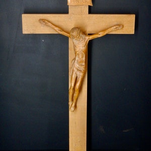 Crucifix mural en bois 17 pouces - Croix en bois blonde sculptée à la main avec Corpus Christi en bois - RC152