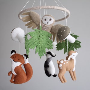 Woodland crib mobile with felt animals fox deer badger, fox baby mobile, forest hanging cot mobile with macrame leaves, baby room decor