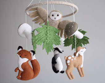 Woodland crib mobile with felt animals fox deer badger, fox baby mobile, forest hanging cot mobile with macrame leaves, baby room decor