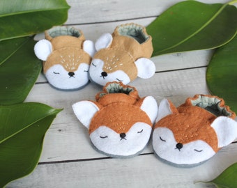 Cute fox baby booties pregnancy announcement, gift slippers for newborn boy or girl, unisex linen booties for toddlers, soft moccasins shoes