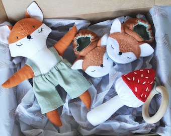 Baby gift box  for boy girl or gender neutral, gifts set for newborn boy, handmade gift set unisex with plushie fox booties and leaf teether