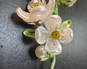 Vintage White Translucent Pearl Resin Silver Tone Brooch Pin B36 FREE SHIPPING
