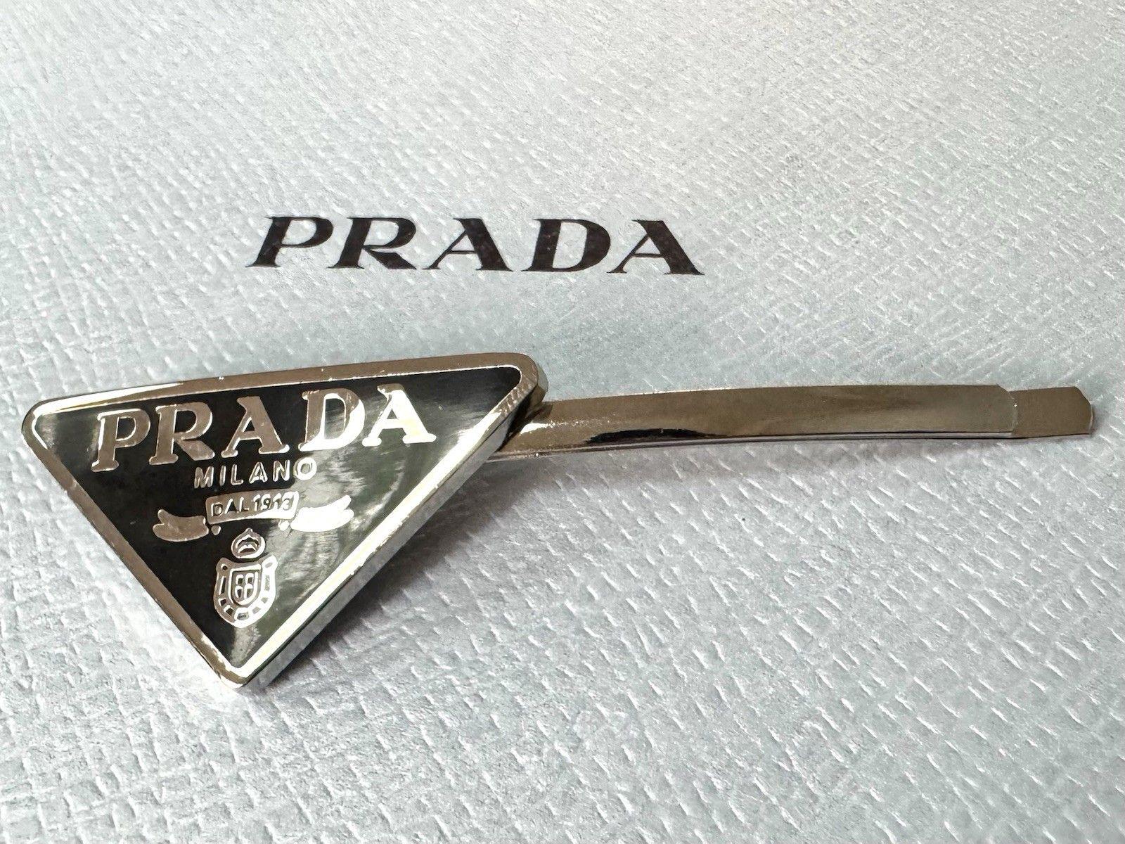 国内配送/関税込【PRADA】Triangle logo hair clip Prada Triangle Logo Hair Clip | Blue | FARFETCH