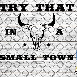 Könnte beinhalten: Schwarzweißes Grafikdesign mit einem Bullenschädel und dem Text "Try That In A Small Town" auf weißem Holzgrund.