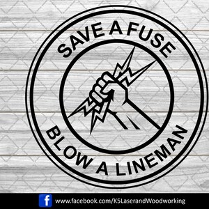 Pode incluir: Design gráfico preto e branco de um círculo com o texto "Save a Fuse Blow a Lineman" e um raio com um punho segurando-o.