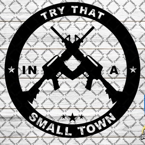 Könnte beinhalten: Schwarzweißes Grafikdesign mit zwei gekreuzten Gewehren und dem Text "Try That In A Small Town".