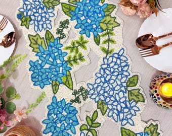 Camino de mesa artesanal con cuentas, diseño floral de hortensias azules, decoración de mesa de lujo, centro de mesa para bodas.