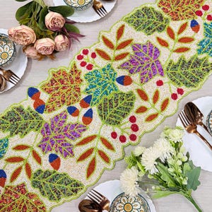 Camino de mesa artesanal con cuentas y hojas de otoño: centro de mesa decorativo de lujo para comedor, 33 x 91 cm.