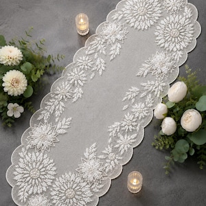 Handgemaakte witte, zilveren tafelloper met bloemen en kralen, 13x36 cm, elegante tafeldecoratie, luxe tafelstuk voor bruiloften en feestdagen.