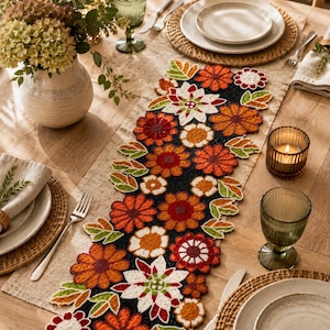 Handgefertigter, perlenbesetzter Tischläufer mit Blumenmuster, 33 x 91 cm, Herbstblumendeko, herbstliches Tischgesteck im Landhausstil