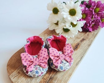 Soft and customizable bow tie slippers for baby in purple floral cotton