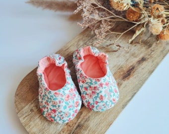 Customizable baby slippers in pink/yellow floral cotton