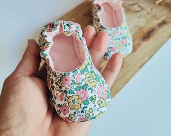 Customizable baby slippers in pink floral cotton