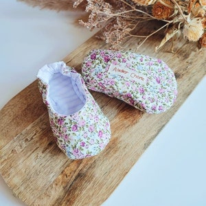 Customizable baby slippers in lilac floral cotton