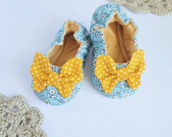 Soft and customizable bow tie slippers for baby in gray and yellow floral cotton