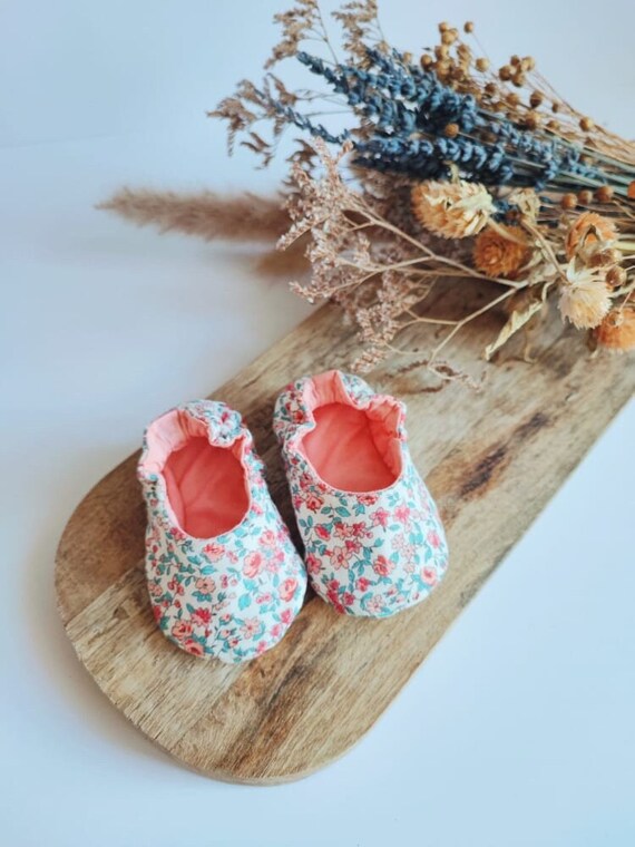 Chaussons bébé en coton et broderies parfaits pour une cérémonie