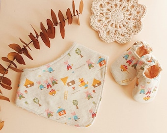 Birth box Three little pigs, Slippers and cotton bib for babies