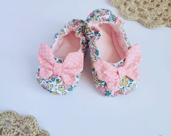 Soft and customizable bow tie slippers for baby in pink floral cotton