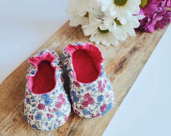 Customizable soft baby slippers in pink/blue floral cotton