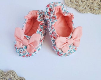 Soft and customizable bow tie slippers for baby in pink flowery cotton, coral