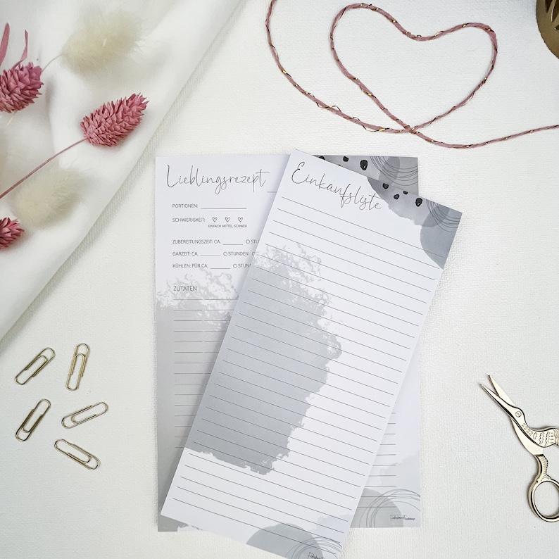 May include: Two white recipe cards with gray watercolor accents. The top card has the title "Lieblingsrezept" and the bottom card has the title "Einkaufsliste".
