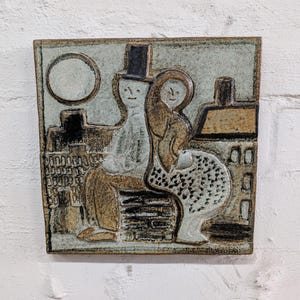 Könnte beinhalten: Quadratische Keramik-Wandkunst, die ein Paar in formeller Kleidung zeigt, das auf einer Bank sitzt, mit einer Stadtlandschaft und einem Vollmond im Hintergrund. Das Kunstwerk weist eine strukturierte, gedämpfte Farbpalette aus Grau, Braun und Weiß auf.