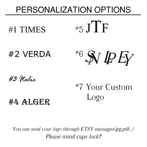 Puede incluir: Fondo blanco con texto negro que detalla las opciones de personalizaci&oacute;n. Incluye opciones de fuentes como Times, Verda, Italic y Alger. Tambi&eacute;n presenta opciones para logotipos personalizados y estilos de texto espec&iacute;ficos.
