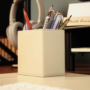 Personalized Leather Pencil Cup – Handmade Pen Holder & Desk Organizer, Custom Name/Logo, Office Gift, Christmas Gift